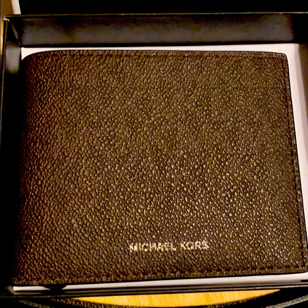 Jet Set MK Slim billfold wallet. - Picture 2 of 8